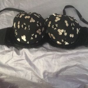 34DDD vs black and flowered bra